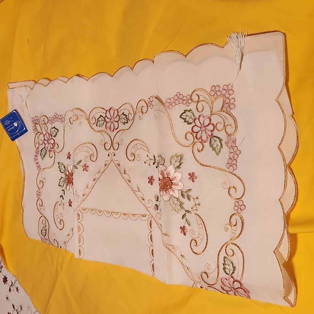 Square Table Linen/Topper - Picture 4 of 5